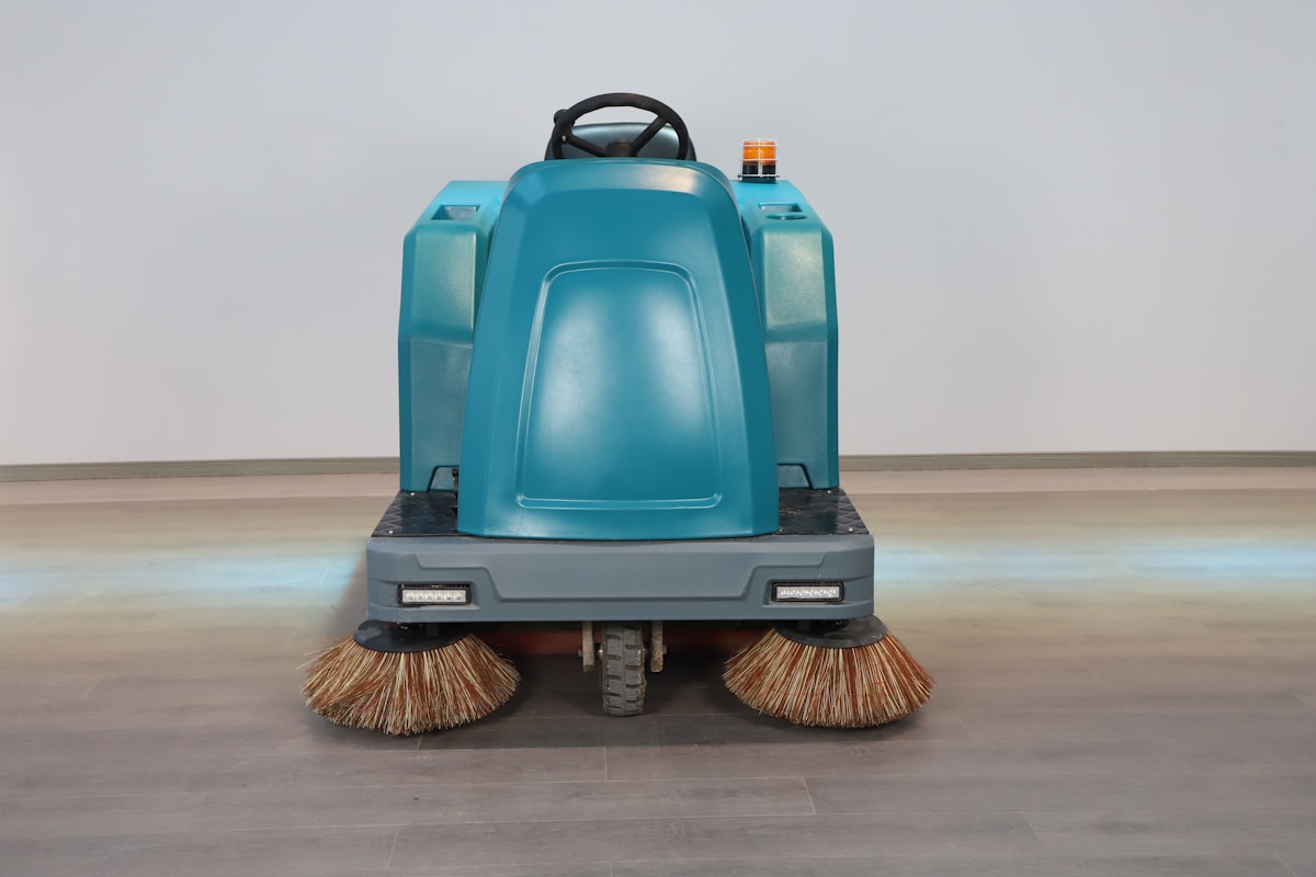 Industriële schrobmachine voor vloerreiniging van bedrijfsvloeren en magazijnen, schoonmaak voor bedrijven en VvE's Dordrecht